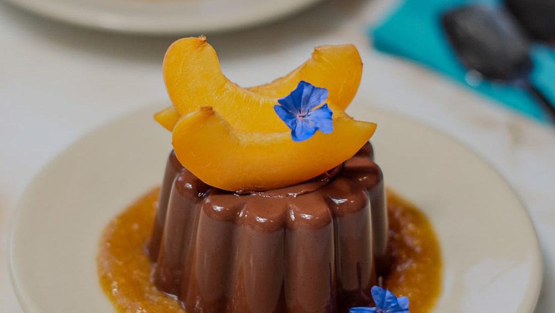 Budino Sacher con albicocche fresche