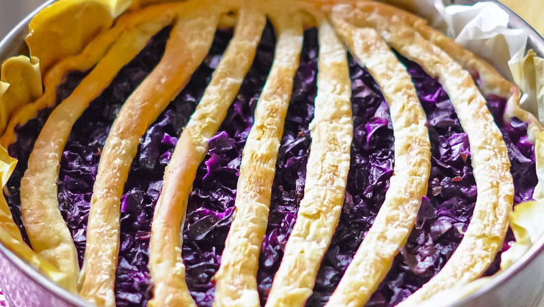 Quiche senza glutine di cavolo cappuccio viola e tofu dal gusto formaggioso e con l’aspetto di una zucca