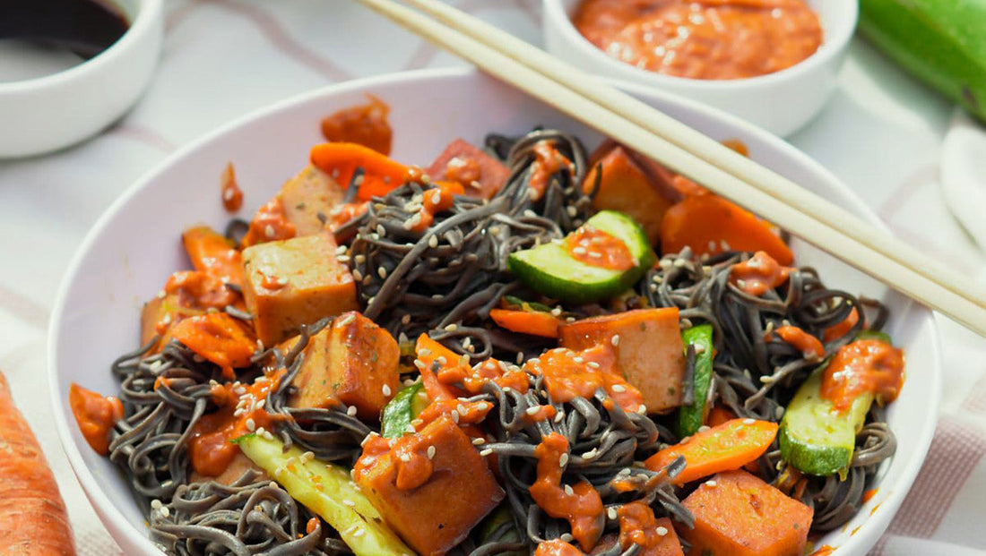 SPICY PAD THAI con tofu grigliato e salsa piccante – gluten free
