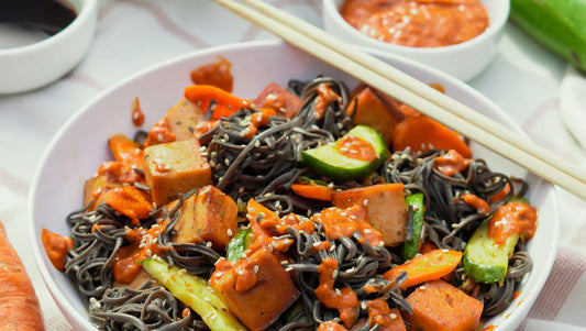 SPICY PAD THAI con tofu grigliato e salsa piccante – gluten free