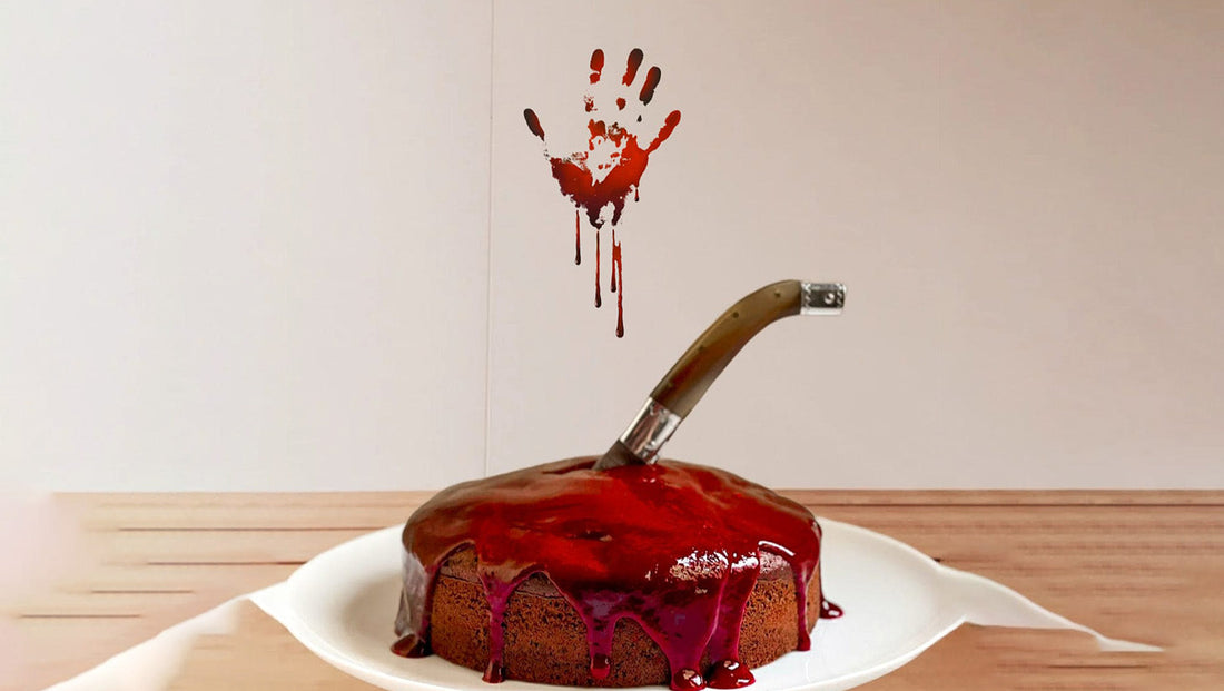 Torta scena del crimine al cioccolato con coulis ai lamponi e more